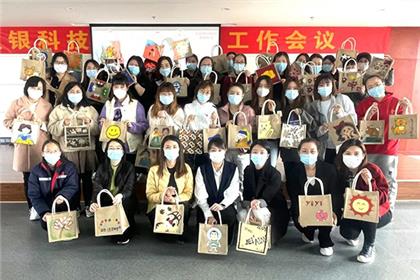 十里春风 不如送包给你——恒银科技组织开展“妇女节”手绘提包活动